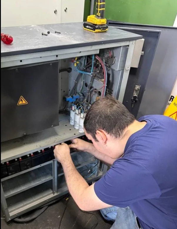 ELSIPOWER teknisyeni UPS kabininde bakım yaparken